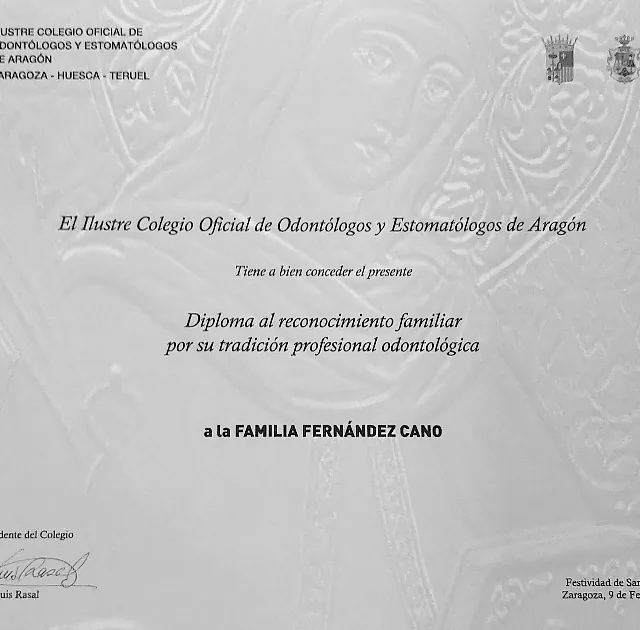 Diploma otorgado a la familia Fernández Cano al reconocimiento familiar por su tradición profesional odontológica